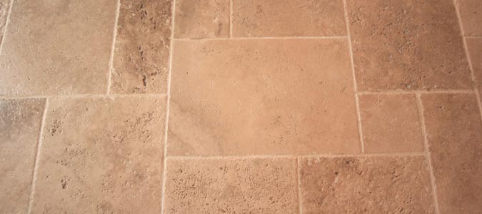 Il pavimento in travertino Roccia antica soggiorno
