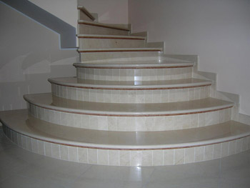 Il pavimento in marmo per le scale Scale in marmo moderne